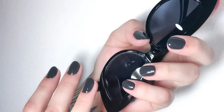 Vyberte si z niekoľkých druhov manikúr a pedikúr v Asti Nails Studio