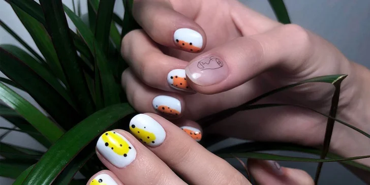 Vyberte si z niekoľkých druhov manikúr a pedikúr v Asti Nails Studio