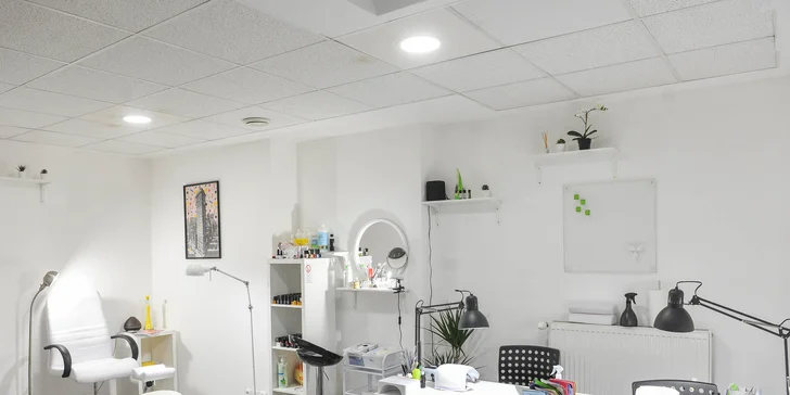 Vyberte si z niekoľkých druhov manikúr a pedikúr v Asti Nails Studio
