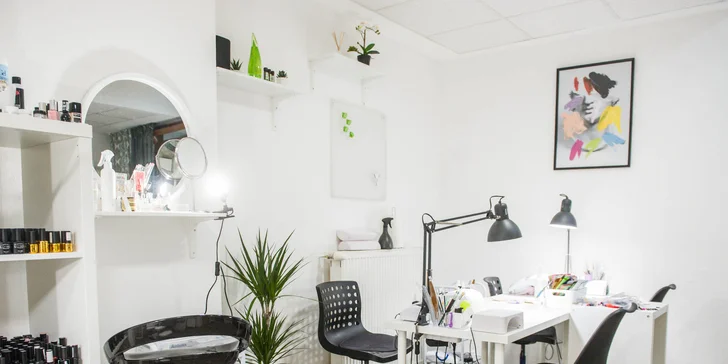 Vyberte si z niekoľkých druhov manikúr a pedikúr v Asti Nails Studio
