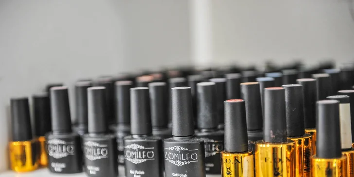 Vyberte si z niekoľkých druhov manikúr a pedikúr v Asti Nails Studio