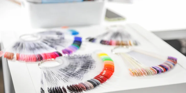 Vyberte si z niekoľkých druhov manikúr a pedikúr v Asti Nails Studio