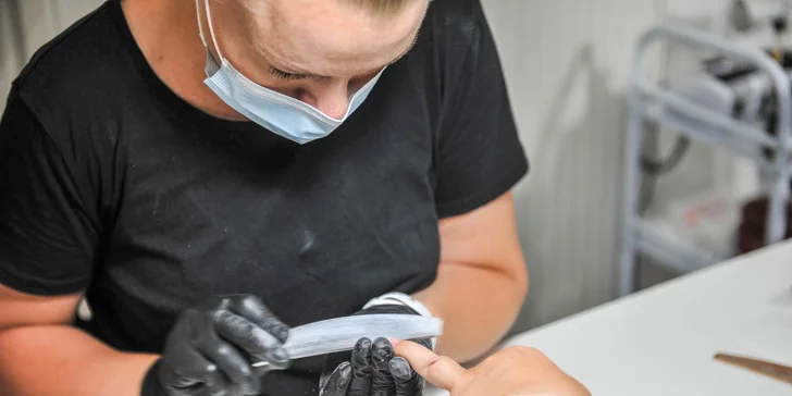 Vyberte si z niekoľkých druhov manikúr a pedikúr v Asti Nails Studio