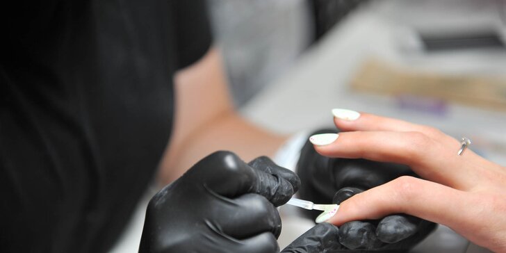 Vyberte si z niekoľkých druhov manikúr a pedikúr v Asti Nails Studio