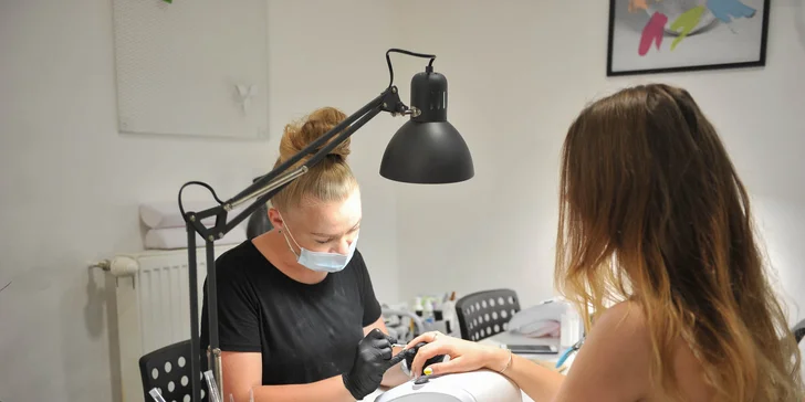 Vyberte si z niekoľkých druhov manikúr a pedikúr v Asti Nails Studio