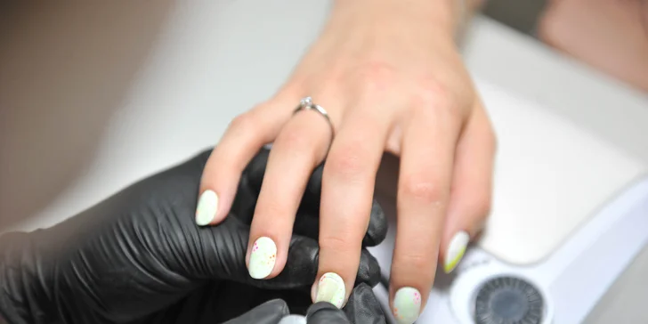 Vyberte si z niekoľkých druhov manikúr a pedikúr v Asti Nails Studio