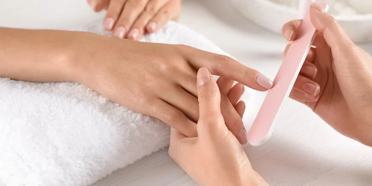Vyberte si z niekoľkých druhov manikúr a pedikúr v Asti Nails Studio
