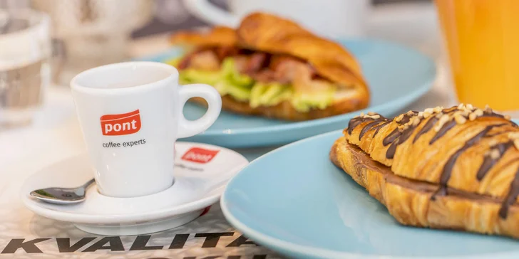 Kvalitná káva či fresh nápoj s plneným croissantom v Cafés PONT