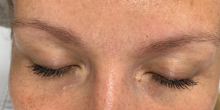 Dokonalé obočie s rôznymi druhmi úpravy alebo líčenie v Andrea Beauty