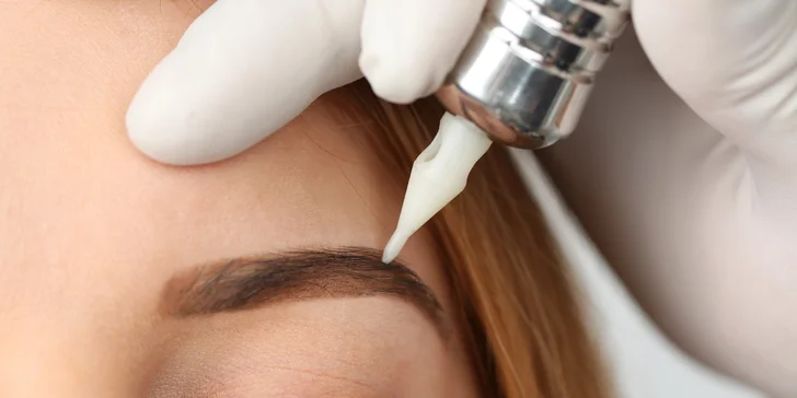 Dokonalé obočie s rôznymi druhmi úpravy alebo líčenie v Andrea Beauty