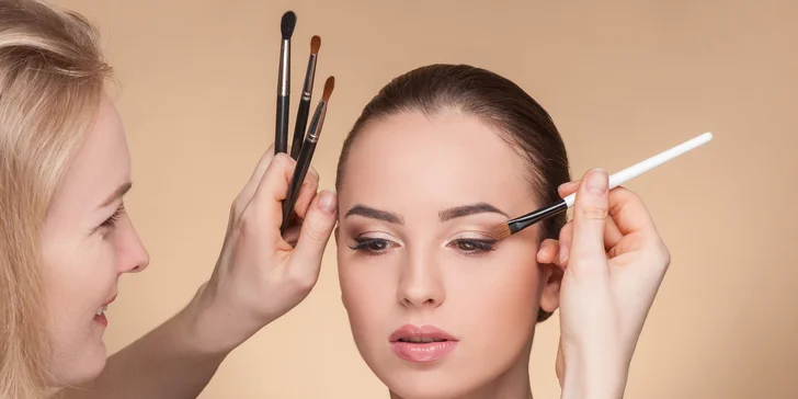 Dokonalé obočie s rôznymi druhmi úpravy alebo líčenie v Andrea Beauty