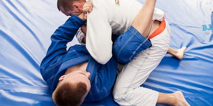 Ranné kruhové tréningy na zhadzovanie váhy, tréningy Brazílskeho jiu-jitsu a letný BJJ kemp