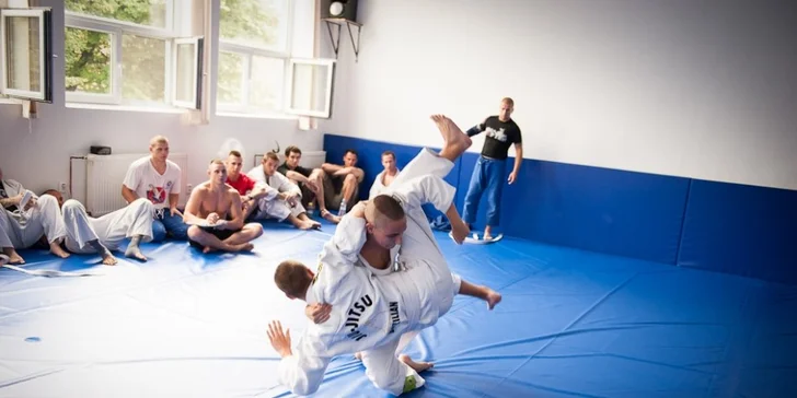 Ranné kruhové tréningy na zhadzovanie váhy, tréningy Brazílskeho jiu-jitsu a letný BJJ kemp