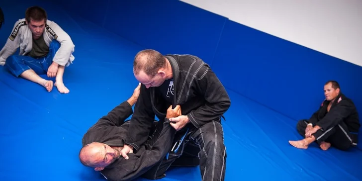 Ranné kruhové tréningy na zhadzovanie váhy, tréningy Brazílskeho jiu-jitsu a letný BJJ kemp