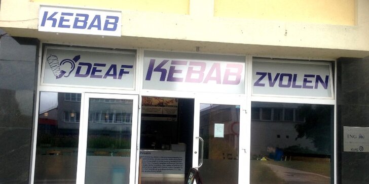 Chutný kurací kebab v žemli v Deaf Kebab