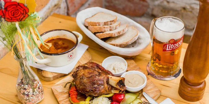 Konfitované bravčové koleno, domáca držková a pivo alebo Kofola