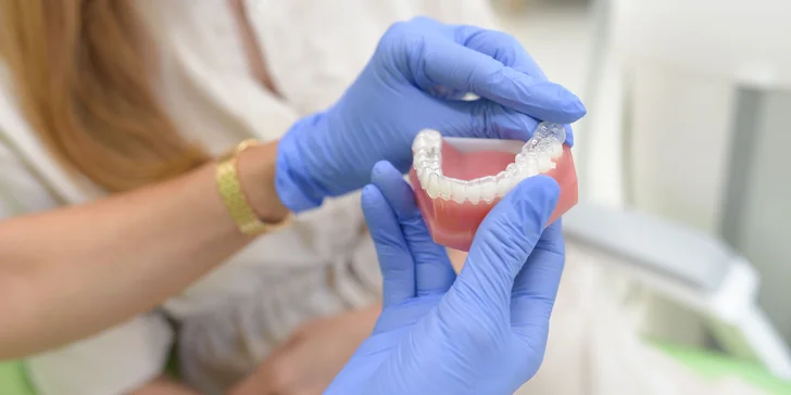 Zľava na neviditeľný zubný strojček INVISALIGN + bielenie zubov vo Family Dental Care