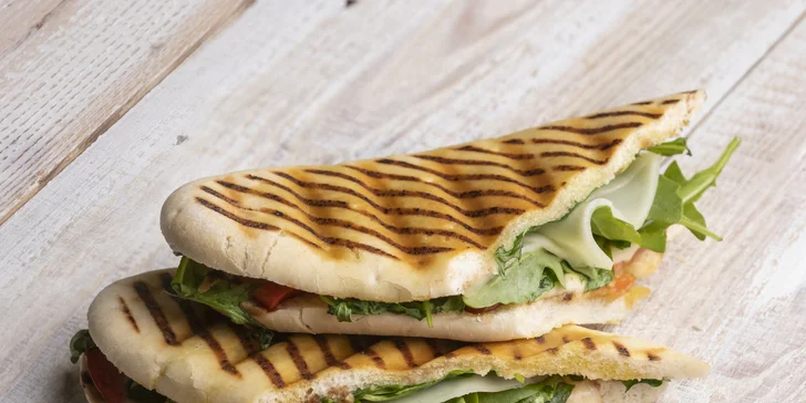 Chrumkavé panini či čerstvé šaláty v Primitivo