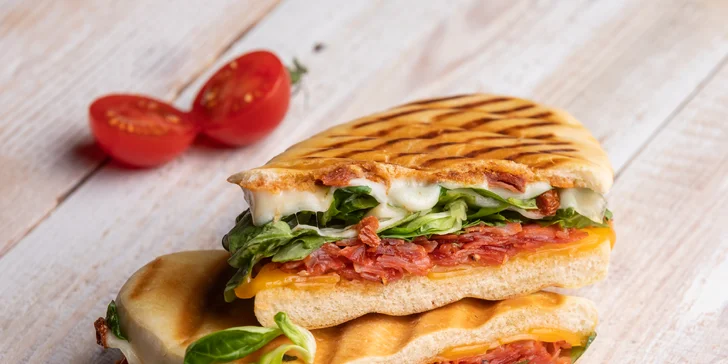 Chrumkavé panini či čerstvé šaláty v Primitivo
