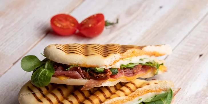 Chrumkavé panini či čerstvé šaláty v Primitivo