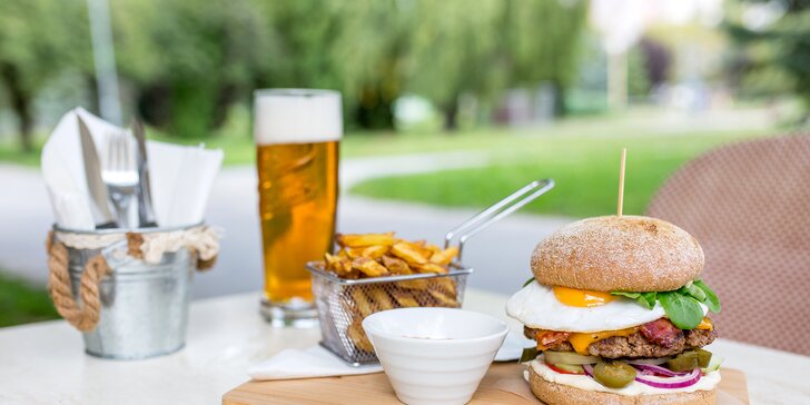 Šťavnatý burger s domácimi hranolčekmi a pivom