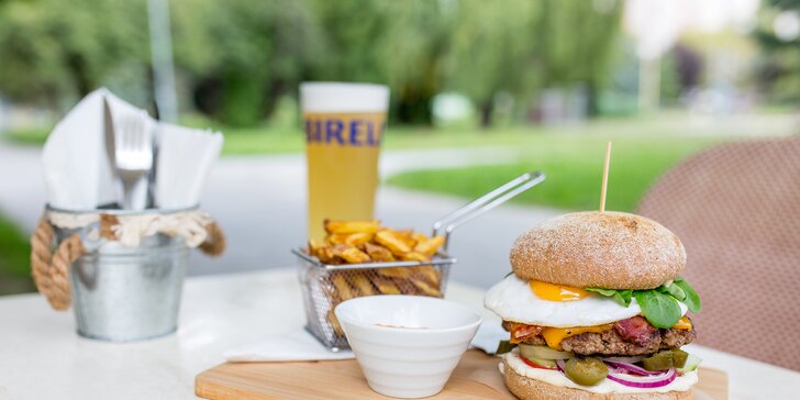 Šťavnatý burger s domácimi hranolčekmi a pivom