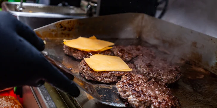 Burgery podľa domácej receptúry s hranolčekmi, omáčkou aj nápojom - bezkontaktný výdaj!
