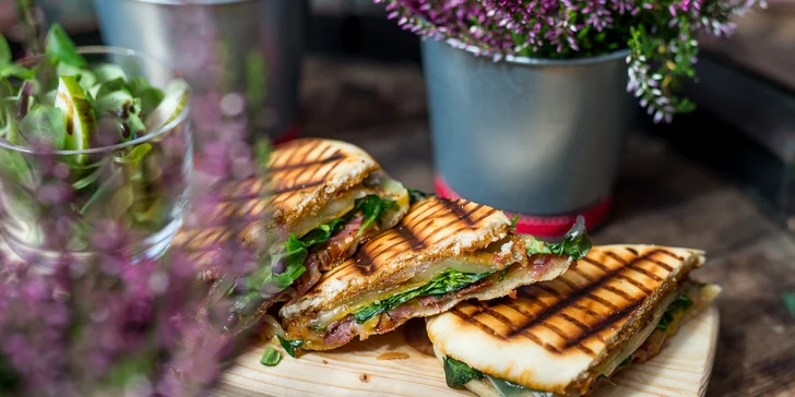 Chrumkavé panini či čerstvé šaláty v Primitivo