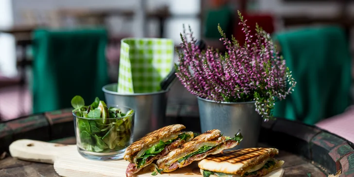 Chrumkavé panini či čerstvé šaláty v Primitivo