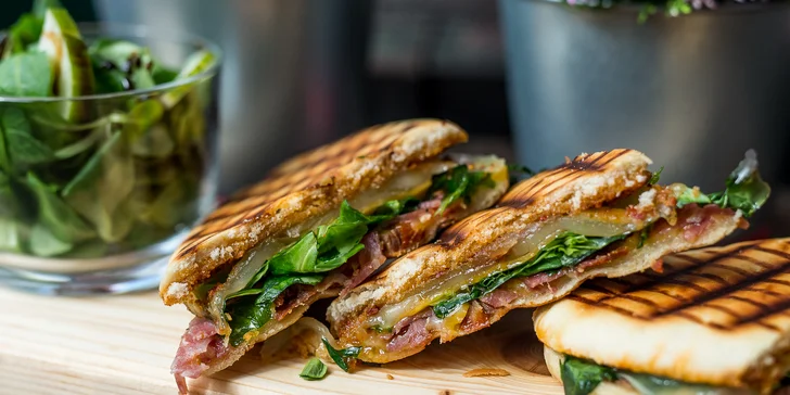 Chrumkavé panini či čerstvé šaláty v Primitivo
