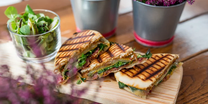 Chrumkavé panini či čerstvé šaláty v Primitivo