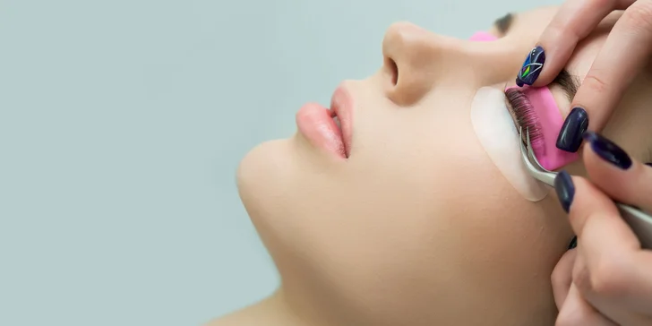 Lash lifting alebo farbenie obočia hennou