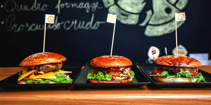 Burgery podľa domácej receptúry s hranolčekmi, omáčkou aj nápojom - bezkontaktný výdaj!