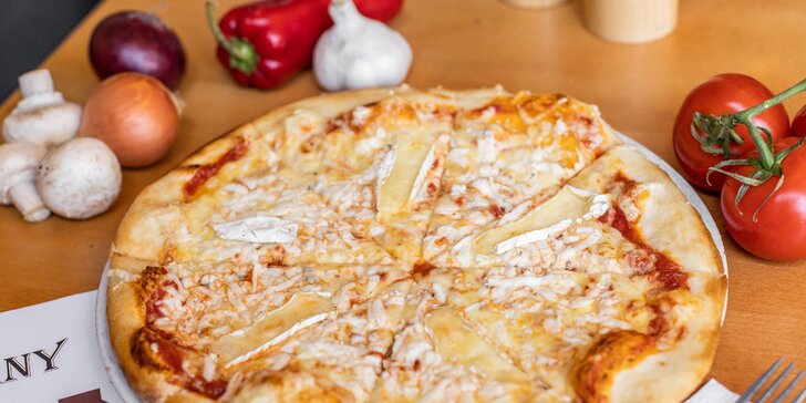 Pizza alebo plnené pizza štangle v reštaurácii EWAS