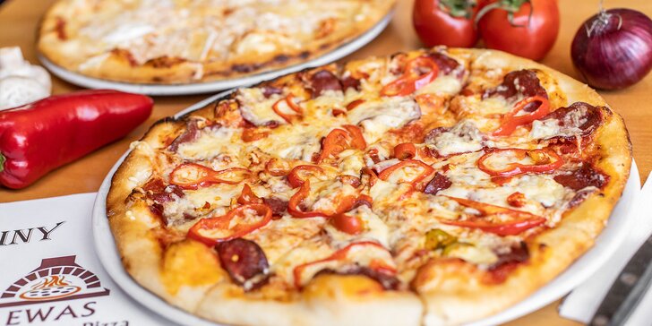 Pizza alebo plnené pizza štangle v reštaurácii EWAS