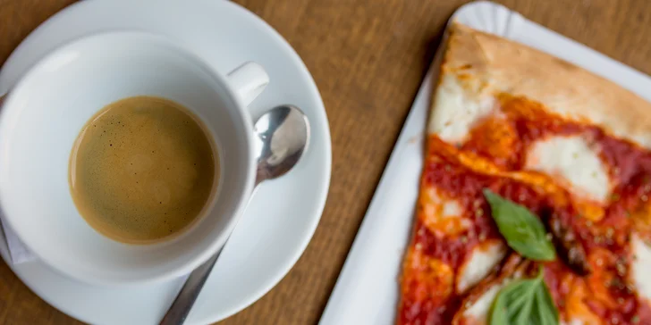 Veľký trojuholník pizze a pravá talianska káva k tomu v Borsaline!