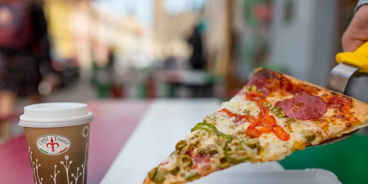Veľký trojuholník pizze a pravá talianska káva k tomu v Borsaline!