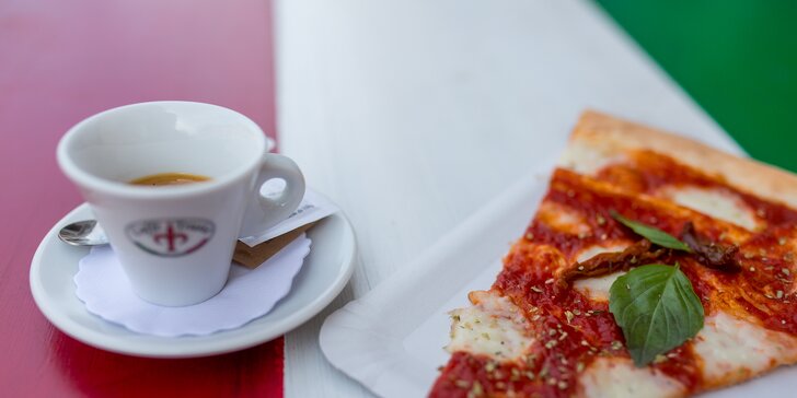 Veľký trojuholník pizze a pravá talianska káva k tomu v Borsaline!