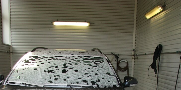 Ručné umytie auta so silikónovaním interiéru a ošetrením pneumatík