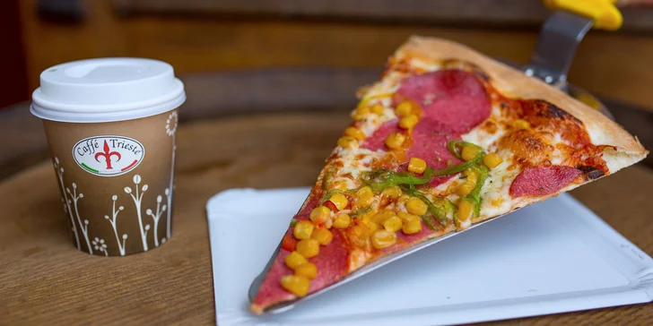 Veľký trojuholník pizze a pravá talianska káva k tomu v Borsaline!
