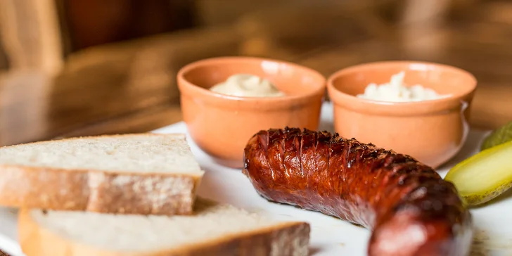 Tradičná klobáska, utopence či pivo v obľúbenej Pivárni na Muriku