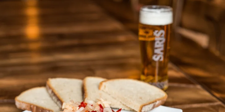 Tradičná klobáska, utopence či pivo v obľúbenej Pivárni na Muriku