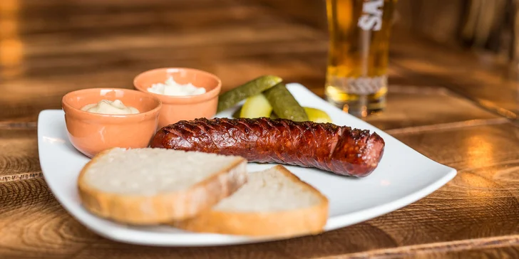 Tradičná klobáska, utopence či pivo v obľúbenej Pivárni na Muriku
