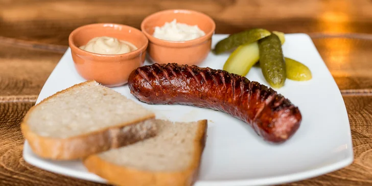 Tradičná klobáska, utopence či pivo v obľúbenej Pivárni na Muriku