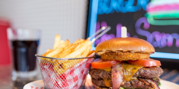 Chuť pravých amerických burgerov aj s hranolčekmi a nápojom v retro podniku Hailey´s