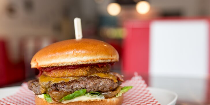 Chuť pravých amerických burgerov aj s hranolčekmi a nápojom v retro podniku Hailey´s