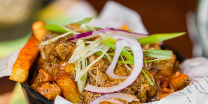 Poutine – kanadské hranolčeky so syrom, pulled pork a cibuľkou
