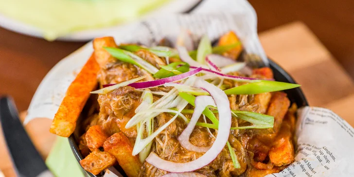 Poutine – kanadské hranolčeky so syrom, pulled pork a cibuľkou