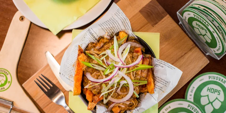 Poutine – kanadské hranolčeky so syrom, pulled pork a cibuľkou