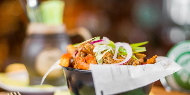 Poutine – kanadské hranolčeky so syrom, pulled pork a cibuľkou